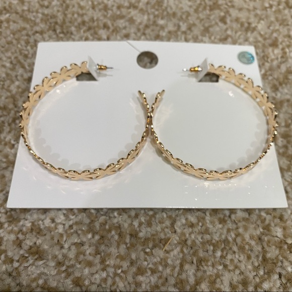 🔥5/$25🔥Gold Floral Flower Hoop Earrings - Picture 2 of 3